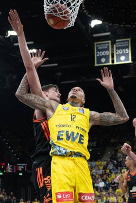 GER, Basketball, easy Credit- BBL, EWE Baskets Oldenburg vs Rasta Vechta 08.03.2026, EWE Arena, Oldenburg, GER, easy Credit-BBL, EWE Baskets Oldenburg vs Rasta Vechta, im Bild Michale KYSER ( EWE Baskets Oldenburg 12 ) Tibor PLEIß PLEISS ( Rasta Vechta 22 )