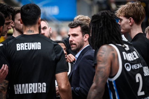Benka Barloschky (Veolia Towers Hamburg, Headcoach) - Auszeit, Ansprache an das Team GER, MHP Riesen Ludwigsburg - Veolia Towers Hamburg, Basketball Bundesliga, easycredit BBL, 23. Spieltag, Spielzeit 2025 2026, 08.03.2026 GER, MHP Riesen Ludwigsburg - Veolia Towers Hamburg, Basketball Bundesliga, easycredit BBL, 23. Spieltag, Spielzeit 2025 2026, 08.03.2026 Ludwigsburg Copyright: xSandyxDinkelackerx EP_SDR