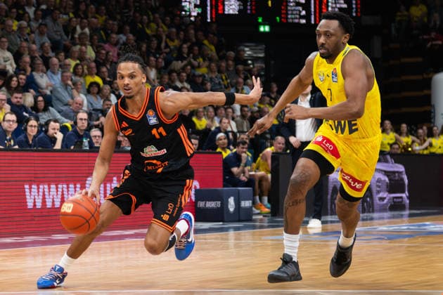 GER, Basketball, easy Credit- BBL, EWE Baskets Oldenburg vs Rasta Vechta 08.03.2026, EWE Arena, Oldenburg, GER, easy Credit-BBL, EWE Baskets Oldenburg vs Rasta Vechta, im Bild Alonzo VERGE JR. ( Rasta Vechta 11 ) Dakarai TUCKER ( EWE Baskets Oldenburg 7 )