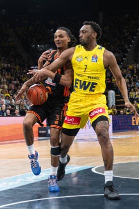 GER, Basketball, easy Credit- BBL, EWE Baskets Oldenburg vs Rasta Vechta 08.03.2026, EWE Arena, Oldenburg, GER, easy Credit-BBL, EWE Baskets Oldenburg vs Rasta Vechta, im Bild Dakarai TUCKER ( EWE Baskets Oldenburg 7 ) Alonzo VERGE JR. ( Rasta Vechta 11 )