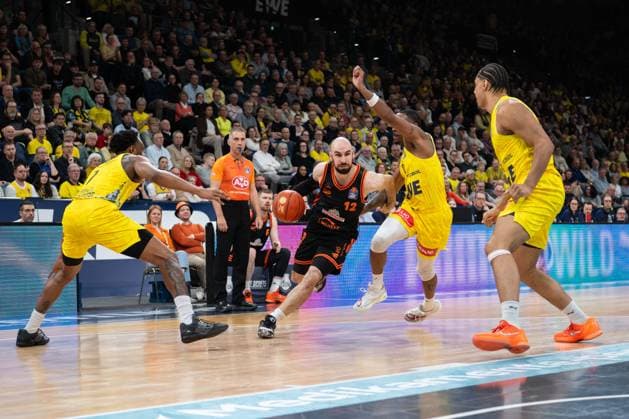GER, Basketball, easy Credit- BBL, EWE Baskets Oldenburg vs Rasta Vechta 08.03.2026, EWE Arena, Oldenburg, GER, easy Credit-BBL, EWE Baskets Oldenburg vs Rasta Vechta, im Bild Tommy KUHSE ( Rasta Vechta 12 ) Dakarai TUCKER ( EWE Baskets Oldenburg 7 ) Kyle LOFTON ( EWE Baskets Oldenburg 0 ) Colin SCHROEDER ( EWE Baskets Oldenburg 29 )