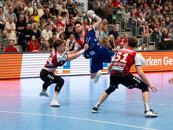 Csaba Leimeter (HBW Balingen-Weilstetten, 55) beim Torwurf gegen Elias Ruddatt (HSG Nordhorn Lingen, 24) und Luka Sokolic (HSG Nordhorn Lingen, 51) HSG Nordhorn-Lingen vs. HBW Balingen-Weilstetten , Handball, 2. Bundesliga, 23. Spieltag, Saison 2025 2026, 08.03.2026 HSG Nordhorn-Lingen vs. HBW Balingen-Weilstetten , Handball, 2. Bundesliga, 23. Spieltag, Saison 2025 2026, 08.03.2026 Nordhorn Copyright: xEibner-Pressefoto DamianxKruczynx EP_DKI
