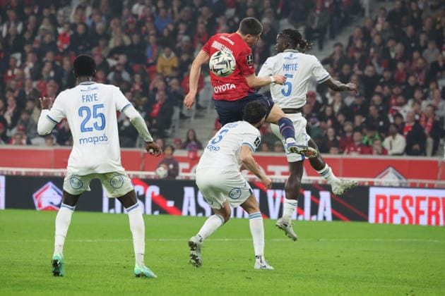 FOOTBALL : LOSC Lille vs FC Lorient - Ligue 1 J25 - 08 03 2026 Matias FERNANDEZ-PARDO (LOSC Lille) et Bamo MEITE (FC Lorient) lors du match LOSC Lille vs FC Lorient, Ligue 1 J25, Decathlon Arena stade Pierre Mauroy, le 8 mars 2026 - photo Laurent Sanson PsnewZ  Copyright: xLaurentxSANSONx xPsnewZx