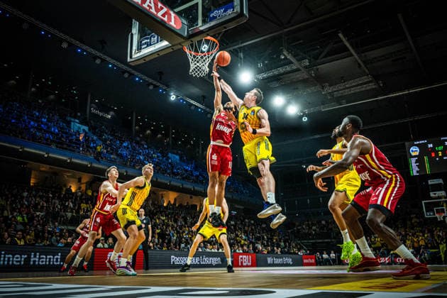 Basketball Berlin 08.03.2026 Saison 2025 2026 EasyCredit BBL 1. Bundesliga Männer, Herren Alba Berlin - Fitness First Würzburg Baskets Davion Mintz (Würzburg, No.10) Justin Bean (Alba Berlin, No.34)