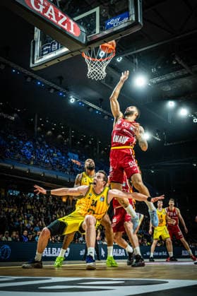 Basketball Berlin 08.03.2026 Saison 2025 2026 EasyCredit BBL 1. Bundesliga Männer, Herren Alba Berlin - Fitness First Würzburg Baskets David Muenkat (Würzburg, No.55) Justin Bean (Alba Berlin, No.34)