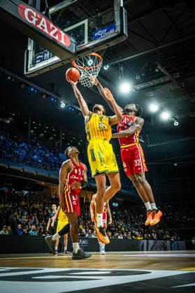 Basketball Berlin 08.03.2026 Saison 2025 2026 EasyCredit BBL 1. Bundesliga Männer, Herren Alba Berlin - Fitness First Würzburg Baskets Norris Agbakoko (Alba Berlin, No.17) Charles Thompson (Würzburg, No.32)