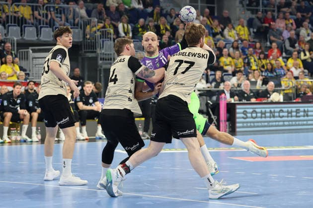 v.li.Elias Scholtes (Bergischer HC, 4), Lukas Sandell (Rhein Neckar Loewen, 11), Johannes Wasielewski (Bergischer HC, 77) GER, Rhein Neckar Loewen gegen Bergischer HC, Handball, 1.Bundesliga, Spielzeit 2025 2026, 08.03.2026 GER, Rhein Neckar Loewen vs. Bergischer HC, 1.Bundesliga, Spielzeit 2025 2026, 08.03.2026 Mannheim Copyright: xEibner-Pressefoto JoergxHirschx EP_JHH