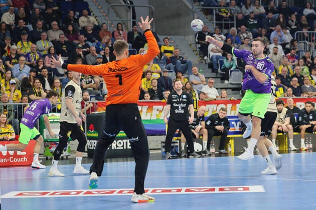 Wurf auf das Tor Jannik Kohlbacher (Rhein Neckar Loewen, 80) und Torwart Christopher Rudeck (Bergischer HC, 1) GER, Rhein Neckar Loewen gegen Bergischer HC, Handball, 1.Bundesliga, Spielzeit 2025 2026, 08.03.2026 GER, Rhein Neckar Loewen vs. Bergischer HC, 1.Bundesliga, Spielzeit 2025 2026, 08.03.2026 Mannheim Copyright: xEibner-Pressefoto JoergxHirschx EP_JHH