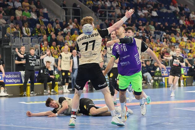 v. li. im Zweikampf, Johannes Wasielewski (Bergischer HC, 77), Lukas Sandell (Rhein Neckar Loewen, 11) GER, Rhein Neckar Loewen gegen Bergischer HC, Handball, 1.Bundesliga, Spielzeit 2025 2026, 08.03.2026 GER, Rhein Neckar Loewen vs. Bergischer HC, 1.Bundesliga, Spielzeit 2025 2026, 08.03.2026 Mannheim Copyright: xEibner-Pressefoto JoergxHirschx EP_JHH