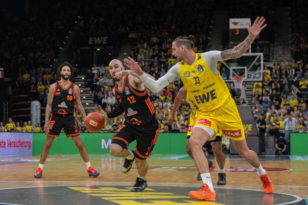 GER, Basketball, easy Credit- BBL, EWE Baskets Oldenburg vs Rasta Vechta 08.03.2026, EWE Arena, Oldenburg, GER, easy Credit-BBL, EWE Baskets Oldenburg vs Rasta Vechta, im Bild Tommy KUHSE ( Rasta Vechta 12 ) Tomislav ZUBCIC ( EWE Baskets Oldenburg 33 )