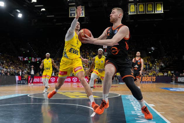GER, Basketball, easy Credit- BBL, EWE Baskets Oldenburg vs Rasta Vechta 08.03.2026, EWE Arena, Oldenburg, GER, easy Credit-BBL, EWE Baskets Oldenburg vs Rasta Vechta, im Bild Luc VAN SLOOTEN ( Rasta Vechta 6 ) Tomislav ZUBCIC ( EWE Baskets Oldenburg 33 )