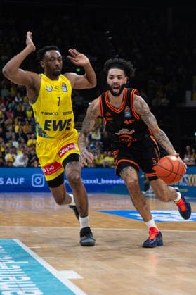 GER, Basketball, easy Credit- BBL, EWE Baskets Oldenburg vs Rasta Vechta 08.03.2026, EWE Arena, Oldenburg, GER, easy Credit-BBL, EWE Baskets Oldenburg vs Rasta Vechta, im Bild Tevin BROWN( Rasta Vechta 10 ) Dakarai TUCKER ( EWE Baskets Oldenburg 7 )