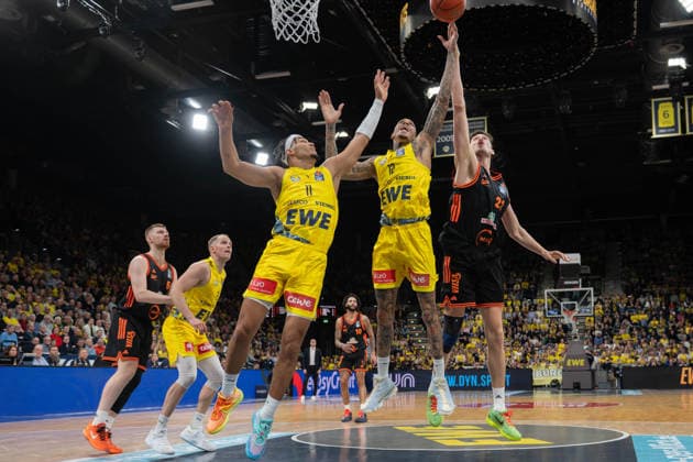 GER, Basketball, easy Credit- BBL, EWE Baskets Oldenburg vs Rasta Vechta 08.03.2026, EWE Arena, Oldenburg, GER, easy Credit-BBL, EWE Baskets Oldenburg vs Rasta Vechta, im Bild Michale KYSER ( EWE Baskets Oldenburg 12 ) Nicholas TISCHLER ( EWE Baskets Oldenburg 11 ) Tibor PLEIß PLEISS ( Rasta Vechta 22 )