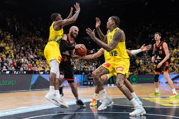 GER, Basketball, easy Credit- BBL, EWE Baskets Oldenburg vs Rasta Vechta 08.03.2026, EWE Arena, Oldenburg, GER, easy Credit-BBL, EWE Baskets Oldenburg vs Rasta Vechta, im Bild Tommy KUHSE ( Rasta Vechta 12 ) Kyle LOFTON ( EWE Baskets Oldenburg 0 ) Michale KYSER ( EWE Baskets Oldenburg 12 )