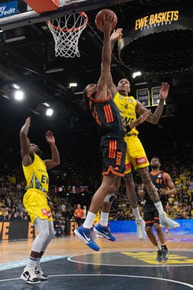 GER, Basketball, easy Credit- BBL, EWE Baskets Oldenburg vs Rasta Vechta 08.03.2026, EWE Arena, Oldenburg, GER, easy Credit-BBL, EWE Baskets Oldenburg vs Rasta Vechta, im Bild Alonzo VERGE JR. ( Rasta Vechta 11 ) Michale KYSER ( EWE Baskets Oldenburg 12 )