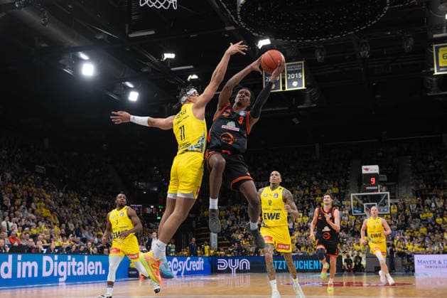 GER, Basketball, easy Credit- BBL, EWE Baskets Oldenburg vs Rasta Vechta 08.03.2026, EWE Arena, Oldenburg, GER, easy Credit-BBL, EWE Baskets Oldenburg vs Rasta Vechta, im Bild Malik PARSONS ( Rasta Vechta 3 ) Nicholas TISCHLER ( EWE Baskets Oldenburg 11 )