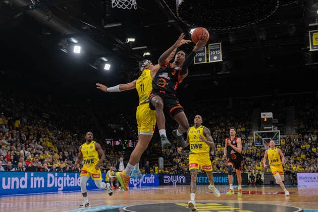GER, Basketball, easy Credit- BBL, EWE Baskets Oldenburg vs Rasta Vechta 08.03.2026, EWE Arena, Oldenburg, GER, easy Credit-BBL, EWE Baskets Oldenburg vs Rasta Vechta, im Bild Malik PARSONS ( Rasta Vechta 3 ) Nicholas TISCHLER ( EWE Baskets Oldenburg 11 )