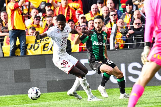 FOOTBALL : RC Lens vs FC Metz - Ligue 1 - JournÃ e 25 - 08 03 2026 Sadibou SanÃ (FC Metz) Adrien Thomasson (RC Lens) LensFrance  Copyright: xBaptistexAutissierx