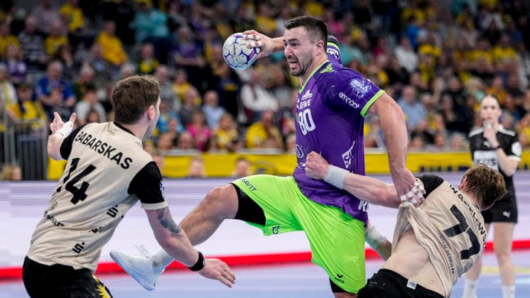 v.li.: Gerdas Babarskas (BHC, 14), Jannik Kohlbacher (RNL, 80), Johannes Wasielewski (BHC, 77), Zweikampf, Spielszene, Duell, duel, tackle, tackling, Dynamik, Action, Aktion, im lila Sondertrikot zum Weltfrauentag 2026, 08.03.2026, Mannheim (Deutschland), Handball, Bundesliga, Rhein-Neckar Löwen - Bergischer HC