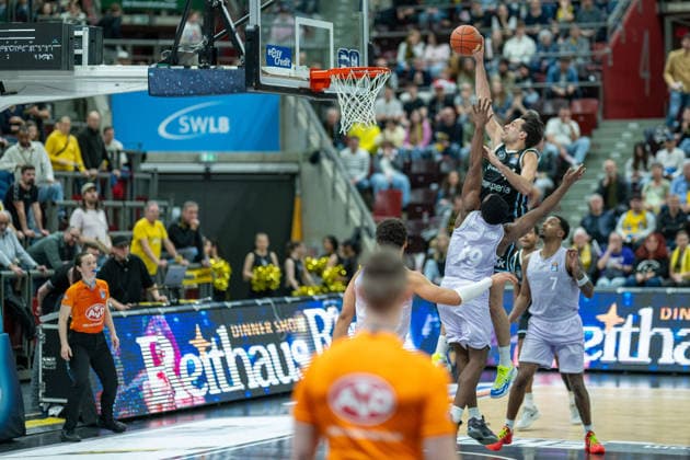 Maxwell Temoka (MHP RIESEN Ludwigsburg, 39), Elijah Hughes (MHP RIESEN Ludwigsburg, 07), Benedikt Turudic (Veolia Towers Hamburg, 44), GER, MHP Riesen vs. Veolia Towers Hamburg, Basketball Bundesliga, easycredit BBL, 23. Spieltag, Spielzeit 2025 2026, 08.03.2026, GER, MHP Riesen vs. Veolia Towers Hamburg, Basketball Bundesliga, easycredit BBL, 23. Spieltag, Spielzeit 2025 2026, 08.03.2026 Ludwigsburg Copyright: xEibner-Pressefoto SaschaxWaltherx EP_EER