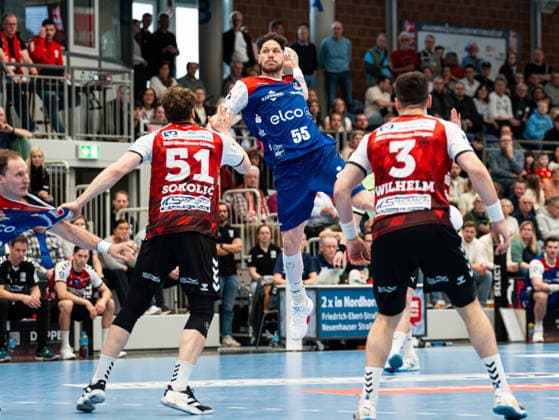 Csaba Leimeter (HBW Balingen-Weilstetten, 55) beim Torwurf gegen Luka Sokolic (HSG Nordhorn Lingen, 51) und Christian Wilhelm (HSG Nordhorn Lingen, 03) HSG Nordhorn-Lingen vs. HBW Balingen-Weilstetten , Handball, 2. Bundesliga, 23. Spieltag, Saison 2025 2026, 08.03.2026 HSG Nordhorn-Lingen vs. HBW Balingen-Weilstetten , Handball, 2. Bundesliga, 23. Spieltag, Saison 2025 2026, 08.03.2026 Nordhorn Copyright: xEibner-Pressefoto DamianxKruczynx EP_DKI