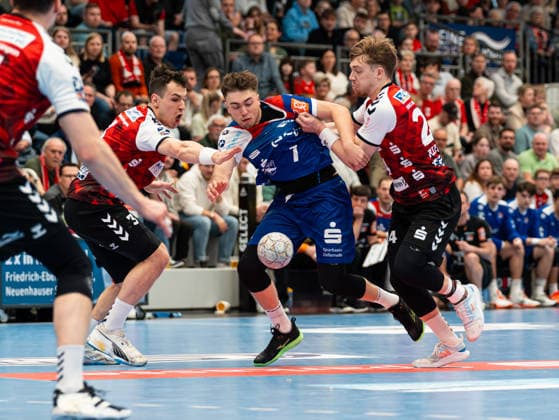 Christian Wilhelm (HSG Nordhorn Lingen, 03) und Elias Ruddatt (HSG Nordhorn Lingen, 24) versuchen Elias Huber (HBW Balingen-Weilstetten, 07) beim Angriff zu stoppen HSG Nordhorn-Lingen vs. HBW Balingen-Weilstetten , Handball, 2. Bundesliga, 23. Spieltag, Saison 2025 2026, 08.03.2026 HSG Nordhorn-Lingen vs. HBW Balingen-Weilstetten , Handball, 2. Bundesliga, 23. Spieltag, Saison 2025 2026, 08.03.2026 Nordhorn Copyright: xEibner-Pressefoto DamianxKruczynx EP_DKI