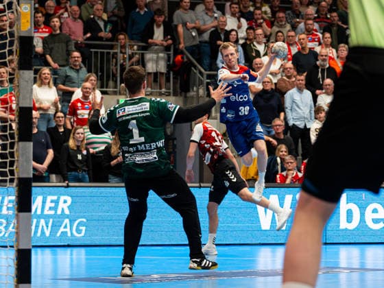 Sascha Pfattheicher (HBW Balingen-Weilstetten, 30) beim Sprungwurf gegen Kristian van der Merwe (HSG Nordhorn Lingen, 01) HSG Nordhorn-Lingen vs. HBW Balingen-Weilstetten , Handball, 2. Bundesliga, 23. Spieltag, Saison 2025 2026, 08.03.2026 HSG Nordhorn-Lingen vs. HBW Balingen-Weilstetten , Handball, 2. Bundesliga, 23. Spieltag, Saison 2025 2026, 08.03.2026 Nordhorn Copyright: xEibner-Pressefoto DamianxKruczynx EP_DKI