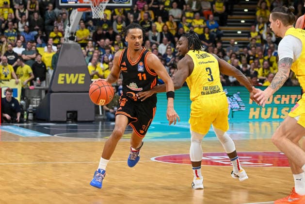 Alonzo Verge jr. (RASTA Vechta, 11) gegen Chris Clemons (EWE Baskets Oldenburg, 03) EWE Baskets Oldenburg vs. RASTA Vechta, easyCredit Basketball Bundesliga, 23. Spieltag, Saison 2025 2026, 08.03.2026, EWE Baskets Oldenburg vs. RASTA Vechta, easyCredit Basketball Bundesliga, 23. Spieltag, Saison 2025 2026, 08.03.2026 Oldenburg Copyright: xEibner-Pressefoto RobertxGertzenx EP_RGN