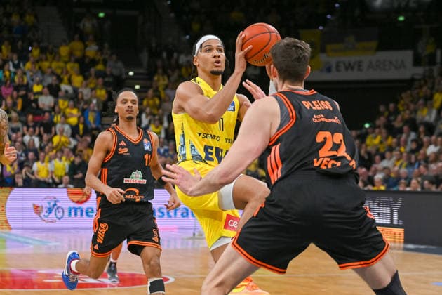 Nicholas Tischler (EWE Baskets Oldenburg, 11) am Ball gegen Tibor Pleiss (RASTA Vechta, 22) EWE Baskets Oldenburg vs. RASTA Vechta, easyCredit Basketball Bundesliga, 23. Spieltag, Saison 2025 2026, 08.03.2026, EWE Baskets Oldenburg vs. RASTA Vechta, easyCredit Basketball Bundesliga, 23. Spieltag, Saison 2025 2026, 08.03.2026 Oldenburg Copyright: xEibner-Pressefoto RobertxGertzenx EP_RGN
