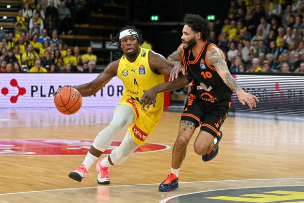 Brian Fobbs (EWE Baskets Oldenburg, 04) gegen Tevin Brown (RASTA Vechta, 10) EWE Baskets Oldenburg vs. RASTA Vechta, easyCredit Basketball Bundesliga, 23. Spieltag, Saison 2025 2026, 08.03.2026, EWE Baskets Oldenburg vs. RASTA Vechta, easyCredit Basketball Bundesliga, 23. Spieltag, Saison 2025 2026, 08.03.2026 Oldenburg Copyright: xEibner-Pressefoto RobertxGertzenx EP_RGN