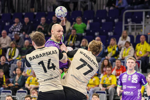 08.03.2026, xhettx, Handball Daikin HBL, Rhein Neckar Loewen - Bergischer HC v.l. Lukas Sandell (Rhein-Neckar Löwen, 11) geblockt von Gerdas Babarskas (Bergischer HC, 14)und Johannes Wasielewski (Bergischer HC, 77) (DFL DFB REGULATIONS PROHIBIT ANY USE OF PHOTOGRAPHS as IMAGE SEQUENCES and or QUASI-VIDEO)