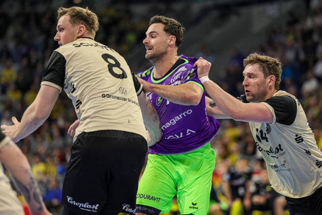 08.03.2026, xhettx, Handball Daikin HBL, Rhein Neckar Loewen - Bergischer HC v.l. Dani Baijens (Rhein-Neckar Löwen, 77) wird geblockt durch Nico Schöttle (Bergischer HC, 8) und Gerdas Babarskas (Bergischer HC, 14) (DFL DFB REGULATIONS PROHIBIT ANY USE OF PHOTOGRAPHS as IMAGE SEQUENCES and or QUASI-VIDEO)