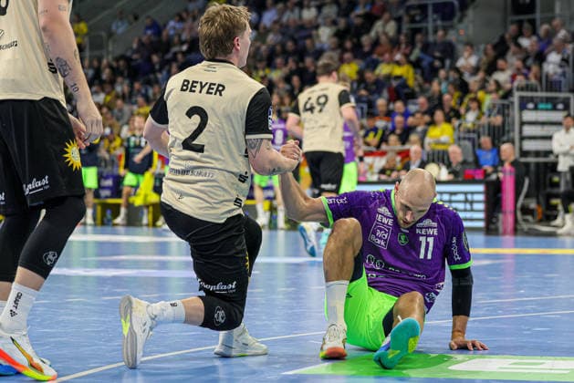 08.03.2026, xhettx, Handball Daikin HBL, Rhein Neckar Loewen - Bergischer HC v.l. Noah Beyer (Bergischer HC, 2) hilft Lukas Sandell (Rhein-Neckar Löwen, 11) hoch (DFL DFB REGULATIONS PROHIBIT ANY USE OF PHOTOGRAPHS as IMAGE SEQUENCES and or QUASI-VIDEO)