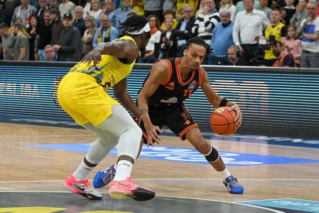 Alonzo Verge jr. (RASTA Vechta, 11) gegen Brian Fobbs (EWE Baskets Oldenburg, 04) EWE Baskets Oldenburg vs. RASTA Vechta, easyCredit Basketball Bundesliga, 23. Spieltag, Saison 2025 2026, 08.03.2026, EWE Baskets Oldenburg vs. RASTA Vechta, easyCredit Basketball Bundesliga, 23. Spieltag, Saison 2025 2026, 08.03.2026 Oldenburg Copyright: xEibner-Pressefoto RobertxGertzenx EP_RGN