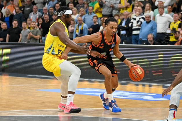 Alonzo Verge jr. (RASTA Vechta, 11) gegen Brian Fobbs (EWE Baskets Oldenburg, 04) EWE Baskets Oldenburg vs. RASTA Vechta, easyCredit Basketball Bundesliga, 23. Spieltag, Saison 2025 2026, 08.03.2026, EWE Baskets Oldenburg vs. RASTA Vechta, easyCredit Basketball Bundesliga, 23. Spieltag, Saison 2025 2026, 08.03.2026 Oldenburg Copyright: xEibner-Pressefoto RobertxGertzenx EP_RGN