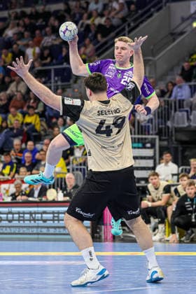 08.03.2026, xhettx, Handball Daikin HBL, Rhein Neckar Loewen - Bergischer HC v.l. Haukur Thrastarson (Rhein-Neckar Löwen, 25) wird von Aron Seesing (Bergischer HC, 49) gestellt (DFL DFB REGULATIONS PROHIBIT ANY USE OF PHOTOGRAPHS as IMAGE SEQUENCES and or QUASI-VIDEO)