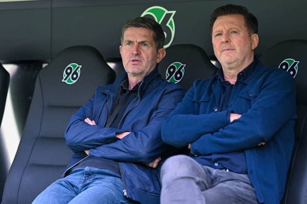 2. Bundesliga - Hannover 96 - SpVgg Greuther Fürth am 08.03.2026 in der HDI Arena in Hannover Sportdirektor Ralf Becker (Hannover) und Trainer Christian Titz (Hannover)