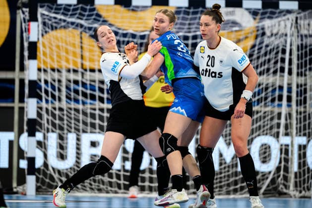 Handball, Frauen: EM-Qualifikation, Deutschland - Slowenien, 2. Runde, Gruppe 3, v. li. im Zweikampf Nieke Kühne Kuehne (Deutschland) und Lana Puncer (Slowenien), Emily Vogel (Deutschland) Heidelberg SNP Dome Baden-Württemberg Deutschland