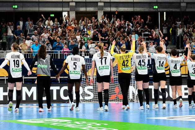 Handball, Frauen: EM-Qualifikation, Deutschland - Slowenien, 2. Runde, Gruppe 3, Schlussjubel Schlußjubel Emotion Freude Heidelberg SNP Dome Baden-Württemberg Deutschland