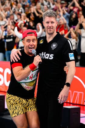 Handball, Frauen: EM-Qualifikation, Deutschland - Slowenien, 2. Runde, Gruppe 3, Lorenz Büffel feiert mit Trainer Markus Gaugisch (Deutschland) Heidelberg SNP Dome Baden-Württemberg Deutschland