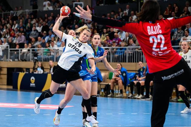 Handball, Frauen: EM-Qualifikation, Deutschland - Slowenien, 2. Runde, Gruppe 3, Antje Döll Doell (Deutschland), Torhueterin Dijana Dajic (Slowenien) Heidelberg SNP Dome Baden-Württemberg Deutschland