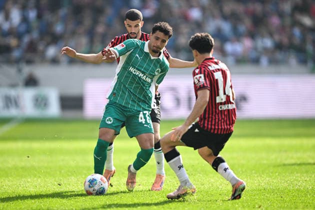 2. Bundesliga - Hannover 96 - SpVgg Greuther Fürth am 08.03.2026 in der HDI Arena in Hannover Sayf Ltaief (Fuerth) im Zweikampf gegen Husseyn Chakroun (Hannover)
