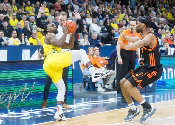 Oldenburg, Niedersachsen, DEU, 08.03.2026, Christopher Clemons (links, EWE Baskets Oldenburg) und Lloyd Pandi (rechts, Rasta Vechta). EWE Baskets Oldenburg vs. Rasta Vechta. Basketball. 1. Basketball-Bundesliga Saison 2025 2026, 23. Spieltag, Grosse EWE Arena. EWE Baskets Oldenburg vs. Rasta Vechta