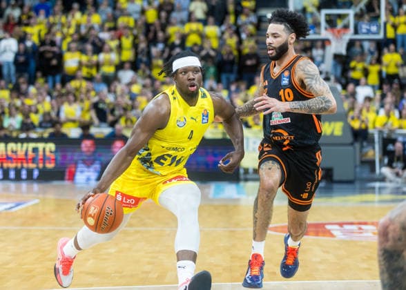 Oldenburg, Niedersachsen, DEU, 08.03.2026, Brian Fobbs (links, EWE Baskets Oldenburg) und Tevin Brown (rechts, Rasta Vechta). EWE Baskets Oldenburg vs. Rasta Vechta. Basketball. 1. Basketball-Bundesliga Saison 2025 2026, 23. Spieltag, Grosse EWE Arena. EWE Baskets Oldenburg vs. Rasta Vechta