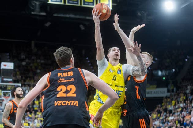 2Oldenburg, Niedersachsen, DEU, 08.03.2026, Tomislav Zubcic (Mitte, EWE Baskets Oldenburg), Luc van Slooten (rechts, Rasta Vechta) und Tibor Pleiß (links, Rasta Vechta). EWE Baskets Oldenburg vs. Rasta Vechta. Basketball. 1. Basketball-Bundesliga Saison 2025 2026, 23. Spieltag, Grosse EWE Arena. EWE Baskets Oldenburg vs. Rasta Vechta