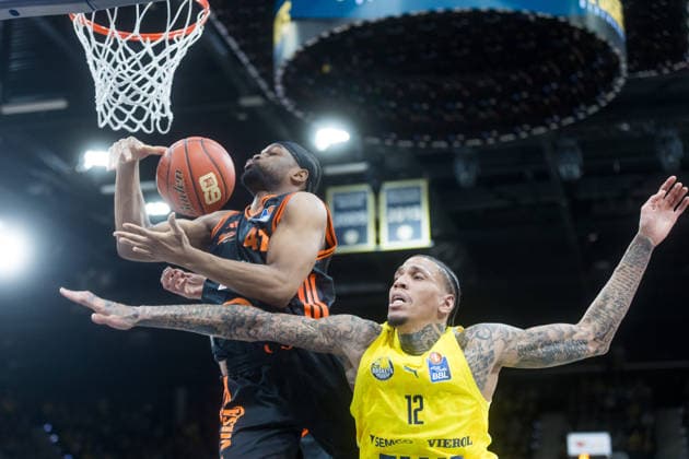 Oldenburg, Niedersachsen, DEU, 08.03.2026, Lloyd Pandi (links, Rasta Vechta) und Michale Kyser (rechts, EWE Baskets Oldenburg). EWE Baskets Oldenburg vs. Rasta Vechta. Basketball. 1. Basketball-Bundesliga Saison 2025 2026, 23. Spieltag, Grosse EWE Arena. EWE Baskets Oldenburg vs. Rasta Vechta