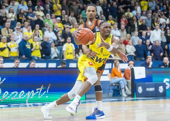 Oldenburg, Niedersachsen, DEU, 08.03.2026, Kyle Lofton (rechts, EWE Baskets Oldenburg) und Alonzo Verge Jr. (links, Rasta Vechta). EWE Baskets Oldenburg vs. Rasta Vechta. Basketball. 1. Basketball-Bundesliga Saison 2025 2026, 23. Spieltag, Grosse EWE Arena. EWE Baskets Oldenburg vs. Rasta Vechta