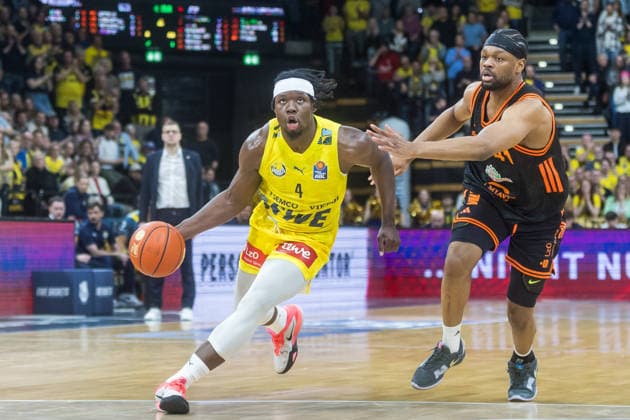 Oldenburg, Niedersachsen, DEU, 08.03.2026, Brian Fobbs (links, EWE Baskets Oldenburg) und Lloyd Pandi (rechts, Rasta Vechta). EWE Baskets Oldenburg vs. Rasta Vechta. Basketball. 1. Basketball-Bundesliga Saison 2025 2026, 23. Spieltag, Grosse EWE Arena. EWE Baskets Oldenburg vs. Rasta Vechta