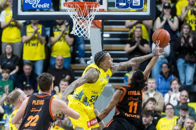 Oldenburg, Niedersachsen, DEU, 08.03.2026, Alonzo Verge Jr. (rechts, Rasta Vechta) und Michale Kyser (links, EWE Baskets Oldenburg). EWE Baskets Oldenburg vs. Rasta Vechta. Basketball. 1. Basketball-Bundesliga Saison 2025 2026, 23. Spieltag, Grosse EWE Arena. EWE Baskets Oldenburg vs. Rasta Vechta