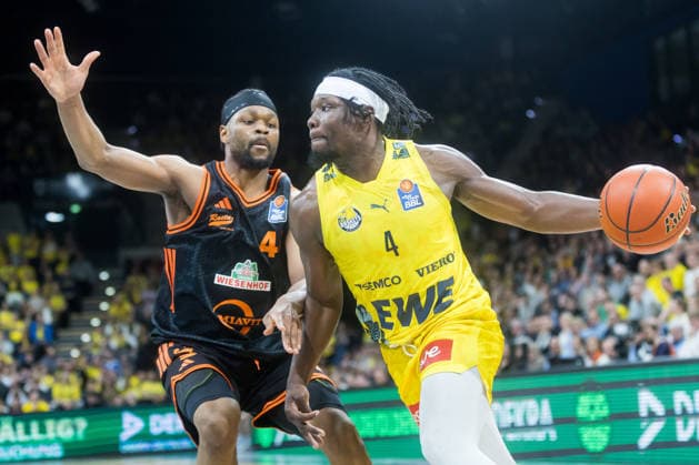 Oldenburg, Niedersachsen, DEU, 08.03.2026, Brian Fobbs (rechts, EWE Baskets Oldenburg) und Lloyd Pandi (links, Rasta Vechta), EWE Baskets Oldenburg vs. Rasta Vechta. Basketball. 1. Basketball-Bundesliga Saison 2025 2026, 23. Spieltag, Grosse EWE Arena. EWE Baskets Oldenburg vs. Rasta Vechta